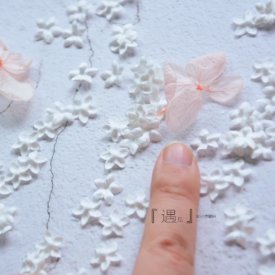 รูปภาพสินค้า 【จิปาถะ】ดอกไม้ DIY 3 เซ็ต เล็ก/ใหญ่สีขาว