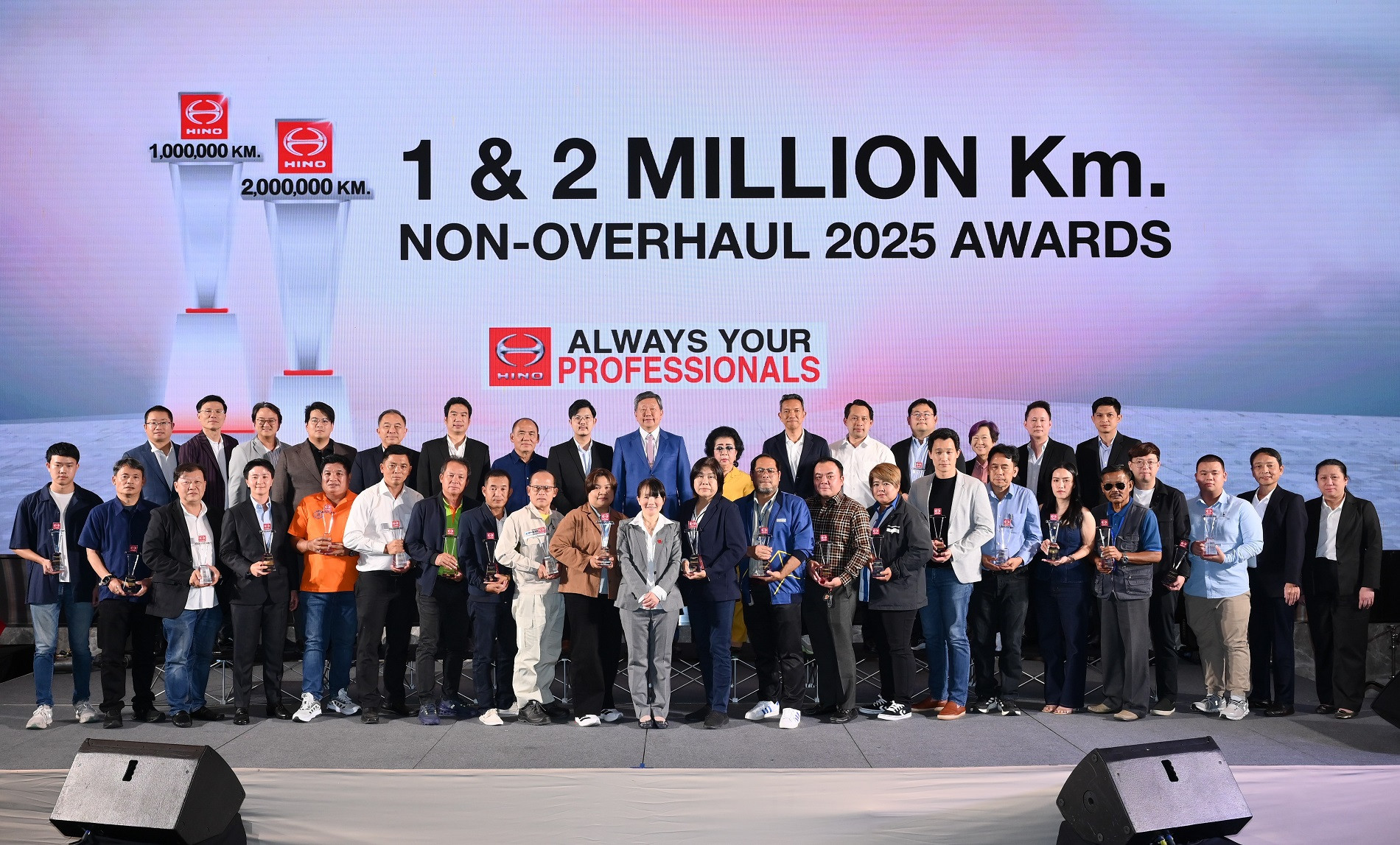 ฮีโน่ ย้ำศักยภาพรถบรรทุกคุณภาพ จัดงานมอบรางวัล “1&2 ล้านกิโลเมตร 