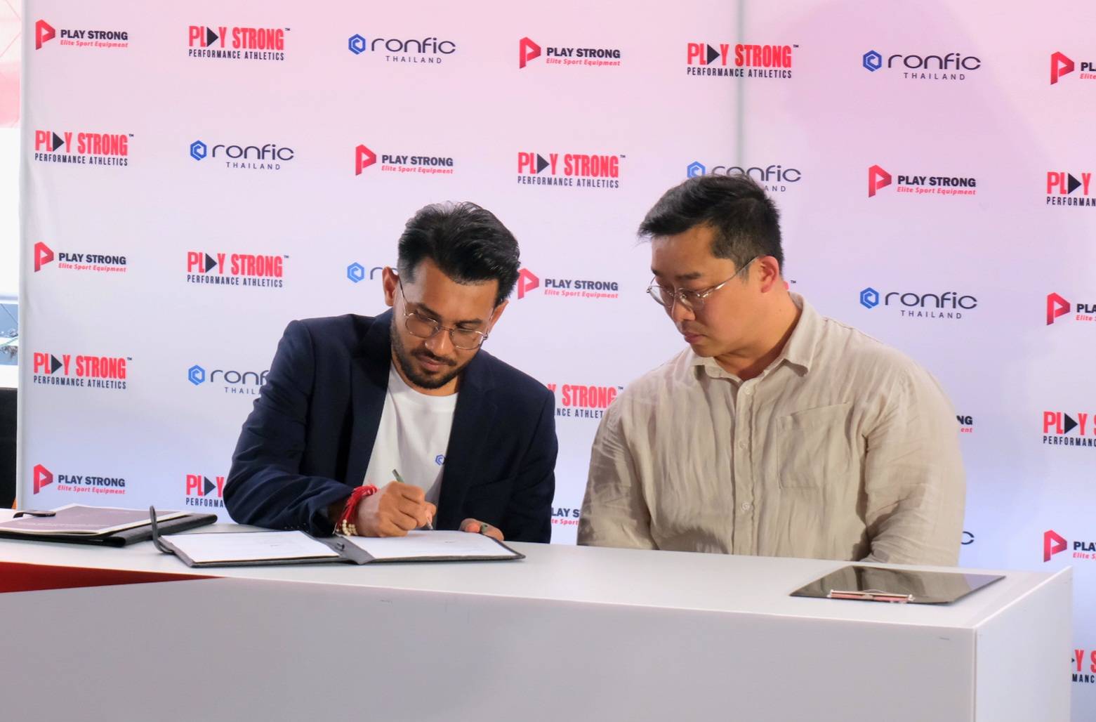 นายอาทิตย์ บุญมา (ซ้าย) และ Mr.Kyongnam Kim (ขวา)