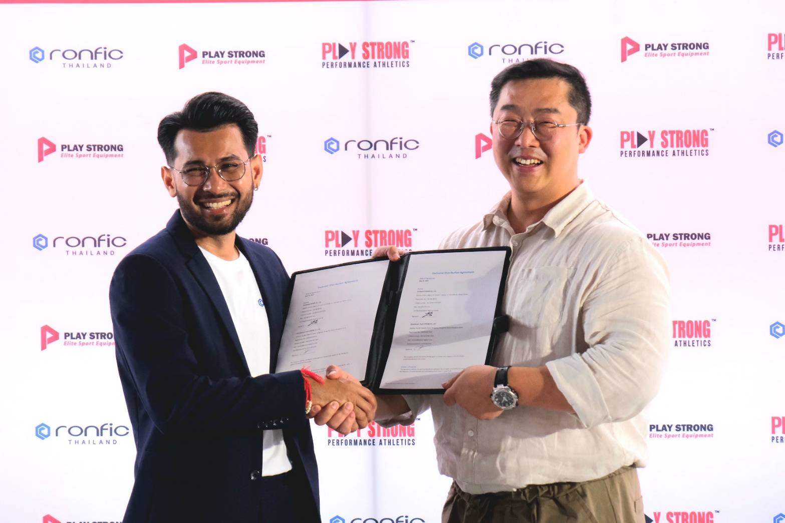 นายอาทิตย์ บุญมา (ซ้าย) และ Mr.Kyongnam Kim (ขวา)