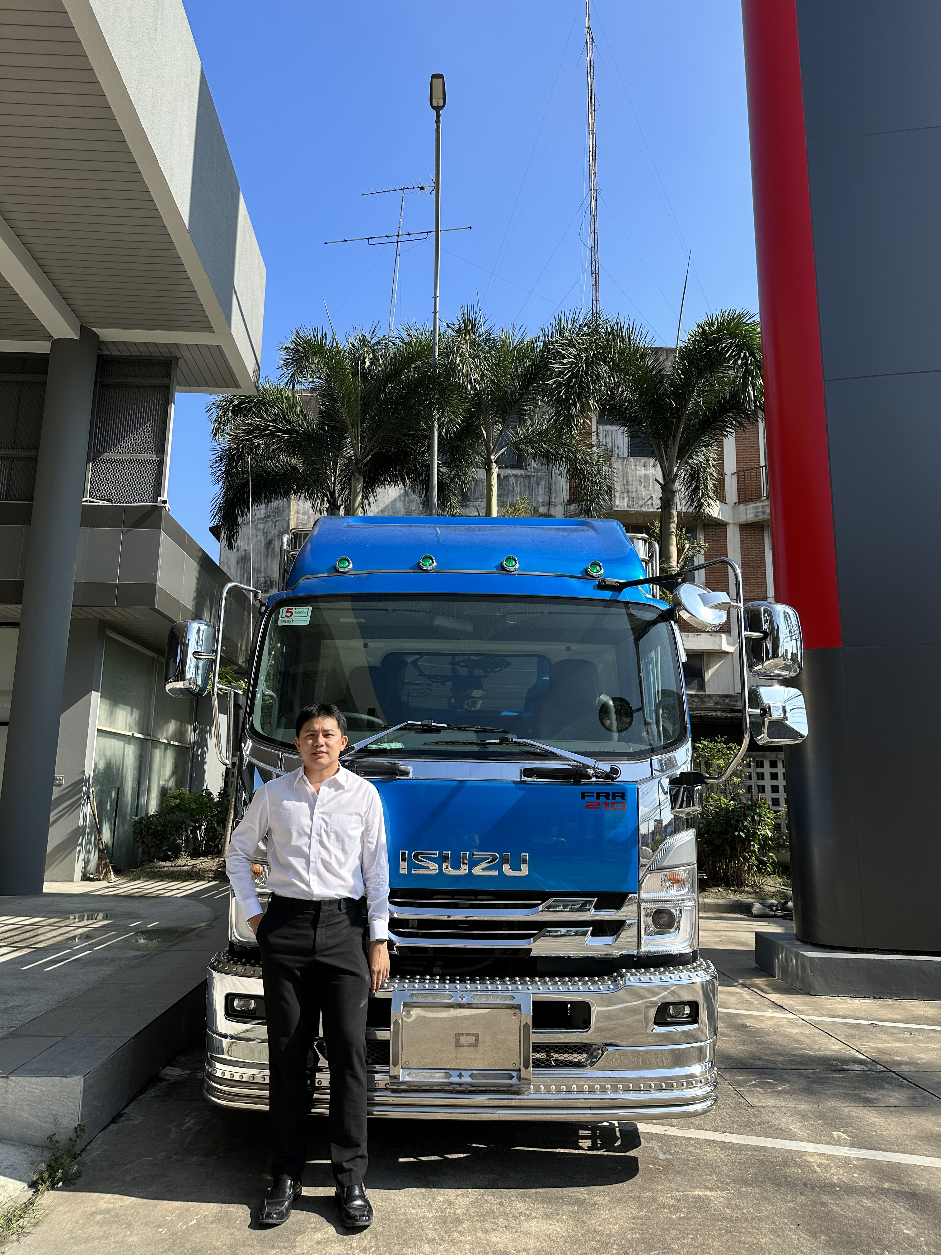 รถบรรทุก isuzu euro 5 รุ่นใหม่จอดโชว์