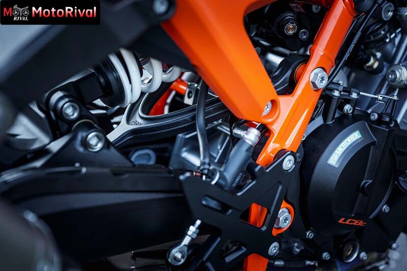 2025 KTM 990 DUKE R 8