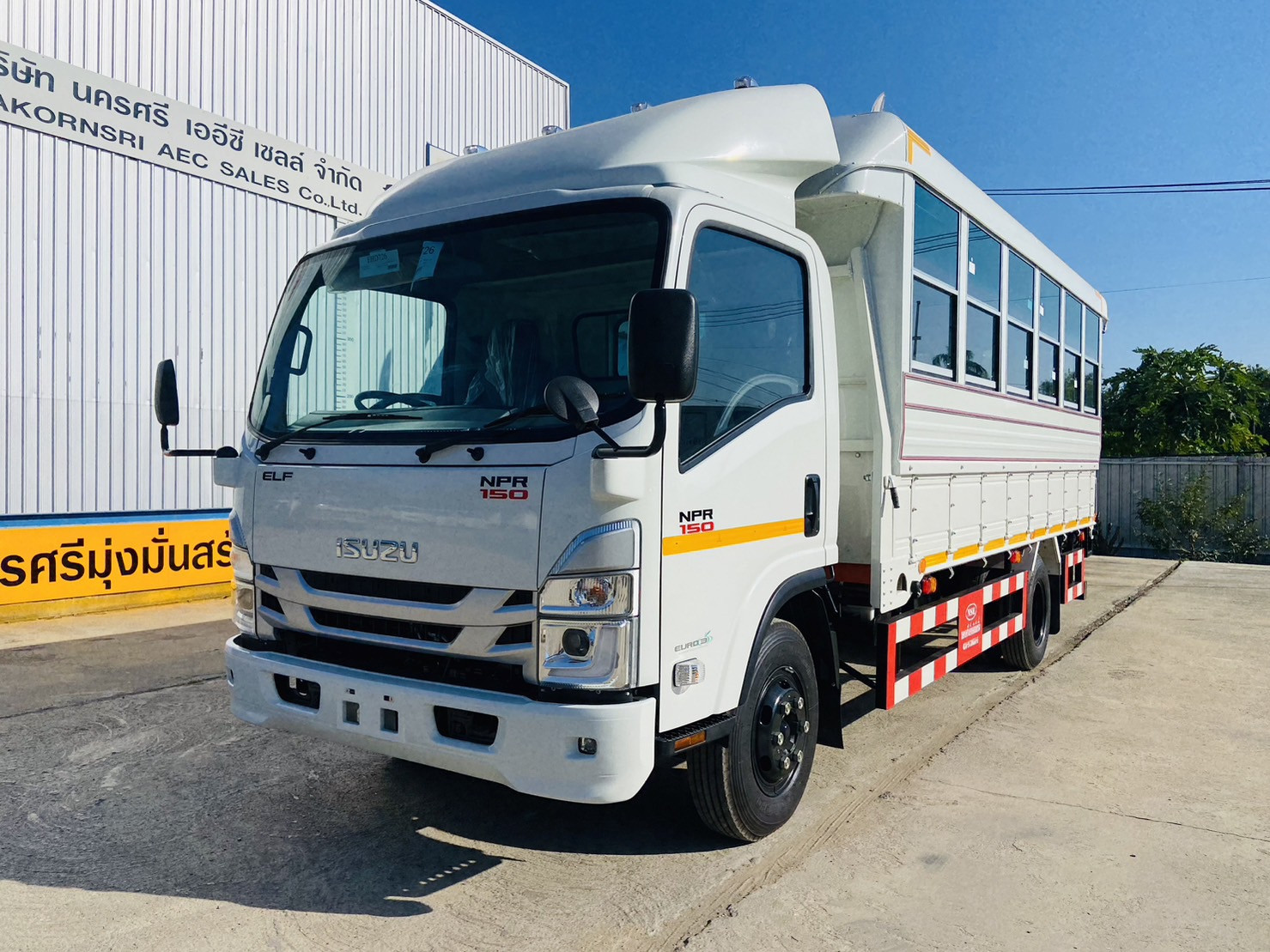 รถบัสพนักงาน ISUZU NPR จอดหน้าศูนย์บริการ