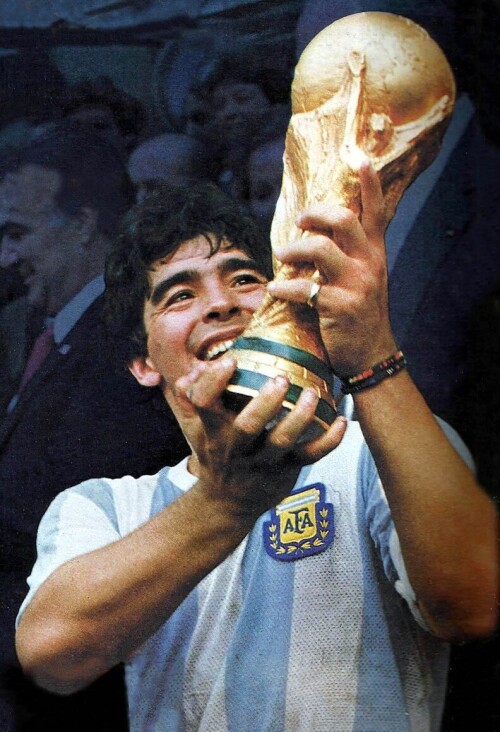 800px Maradona Mundial 86 con la copa