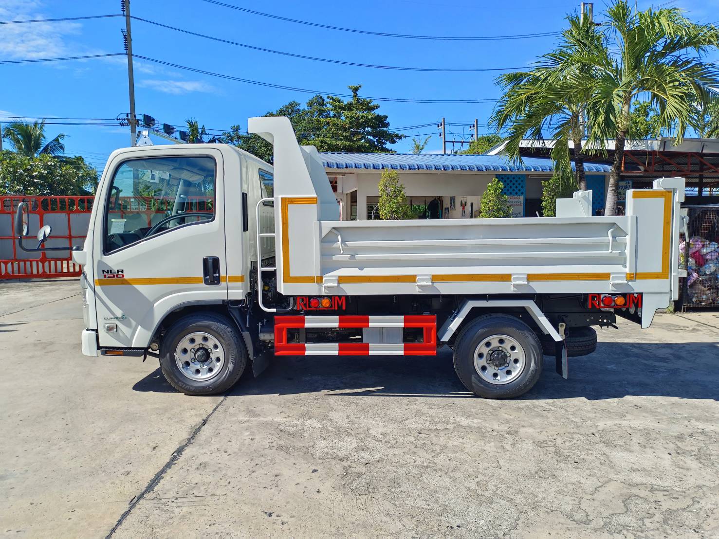 Isuzu NLR Euro 5 ดัมพ์ 4 ตัน มุมมองด้านข้าง