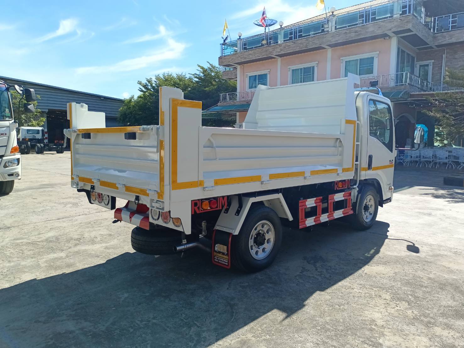มุมมองด้านหน้าของ Isuzu NLR Euro 5 ดัมพ์