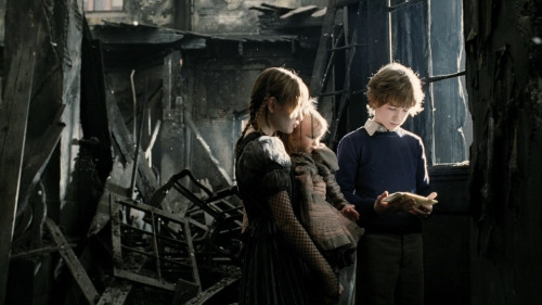 A.Series.of.Unfortunate.Events.2004.1080p.iT.WEB-DL.DDP5.1.H264Argon-.mkv_snapshot_01.31.56.526.jpg