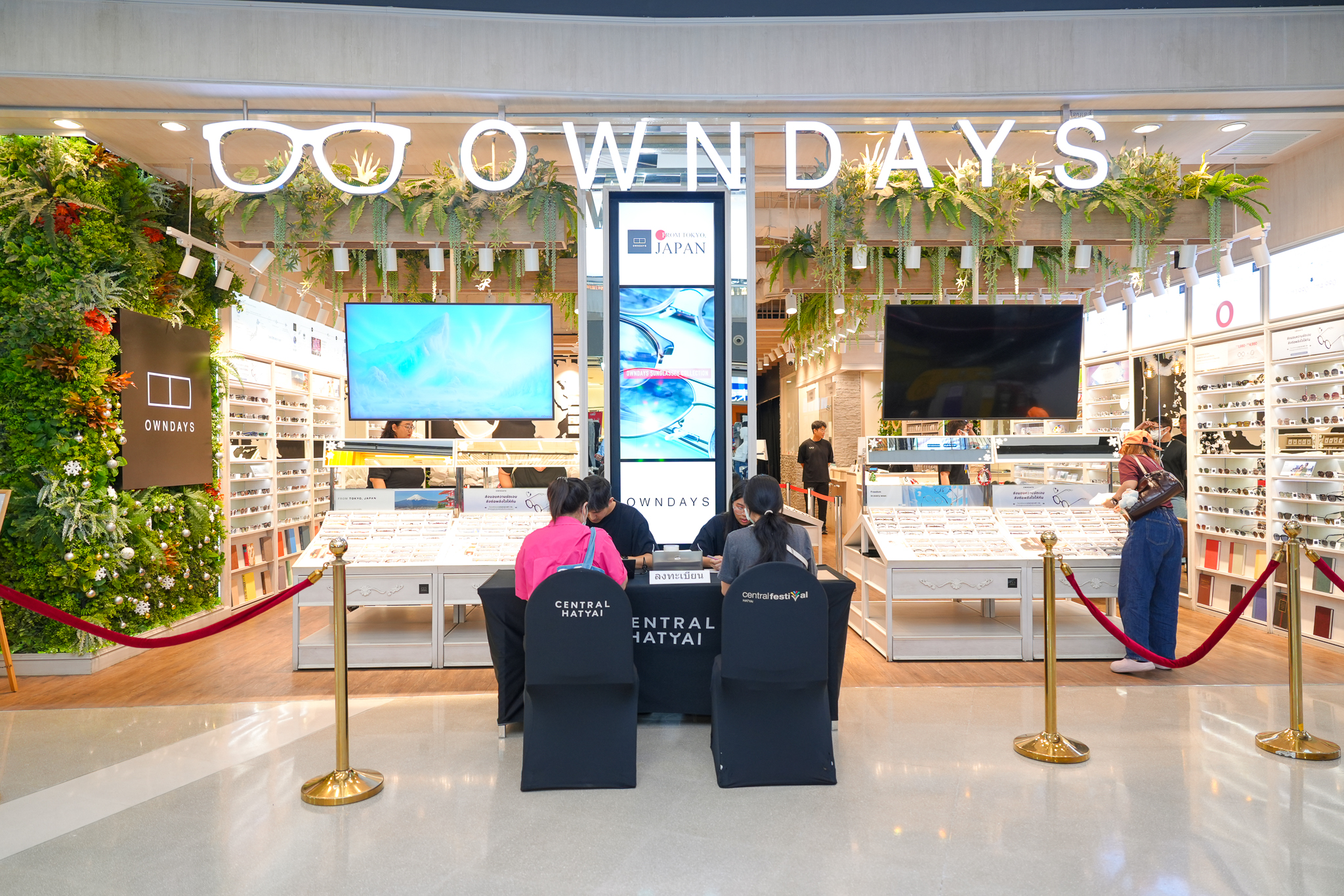 OWNDAYS ทีมงานลงพื้นที่มอบแว่นตาฟรี