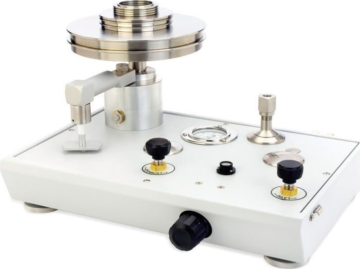 Fluke P3011-MMHG-P Pneumatic Deadweight Tester with Pump, 760 mmHg