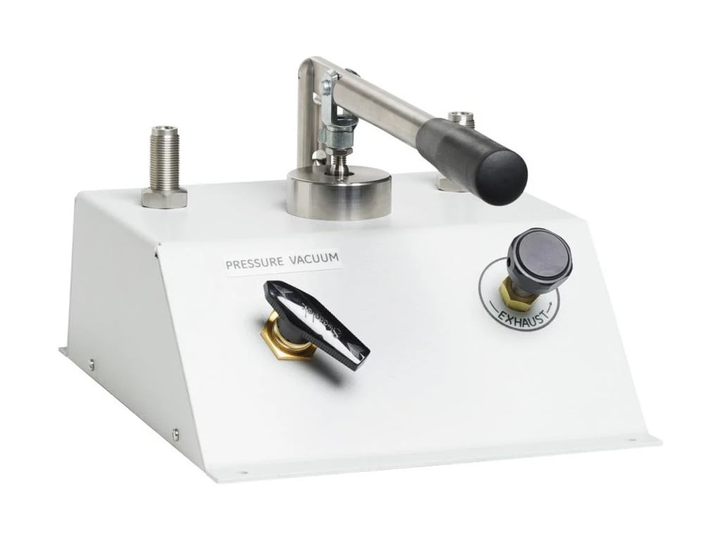 Fluke P5510/14B-2700G-4 Pneumatic Comparison Test Pump with four gauges
