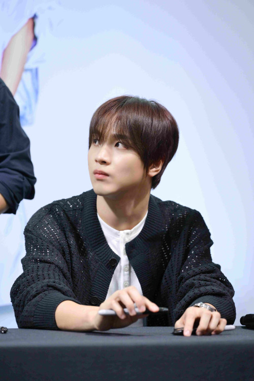 HAECHAN--3--Shopee-x-NCT-DREAM-_Go-Back-To-The-Future_-FANSIGN--FAN-EVENT-2.jpg