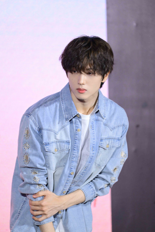 JISUNG--2--Shopee-x-NCT-DREAM-_Go-Back-To-The-Future_-FANSIGN--FAN-EVENT-2.jpg