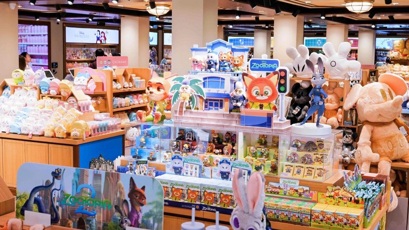 A group of people in a store

AI-generated content may be incorrect.