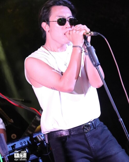 Photo by 𝗡𝗼𝗼𝗸 𝗧𝗵𝗮𝗻𝗮𝗱𝗼𝗻 on February 14, 2024. May be an image of 1 person, top, microphone, concert a