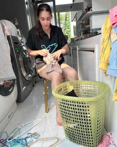 Photo by ใหม่ สุคนธวา on May 08, 2024. May be an image of 1 person, clothes iron, clothes hanger, la