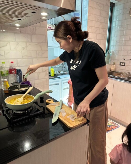 Photo by ใหม่ สุคนธวา on May 08, 2024. May be an image of 2 people, omelet, pasta, pot, scrambled eg