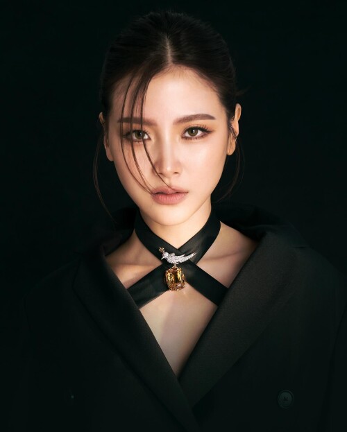 Photo by baifernbah on April 01, 2024. May be an image of 1 person, makeup, hair, choker, bolo tie a