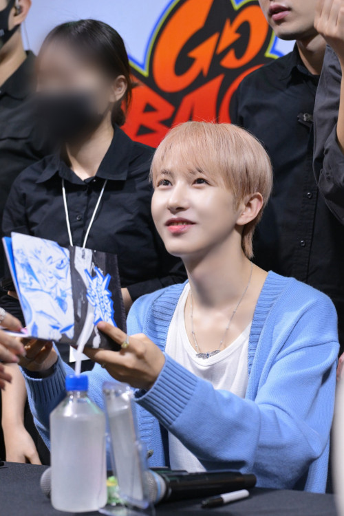RENJUN--3--Shopee-x-NCT-DREAM-Go-Back-To-The-Future-FANSIGN--FAN-EVENT.jpg