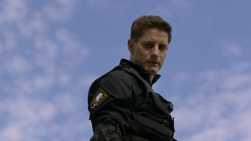 S.W.A.T.Under.Siege.2017.1080p.NF.WEB-DL.DDP5.1.H264Argon-.mkv_snapshot_01.15.31.889.jpg