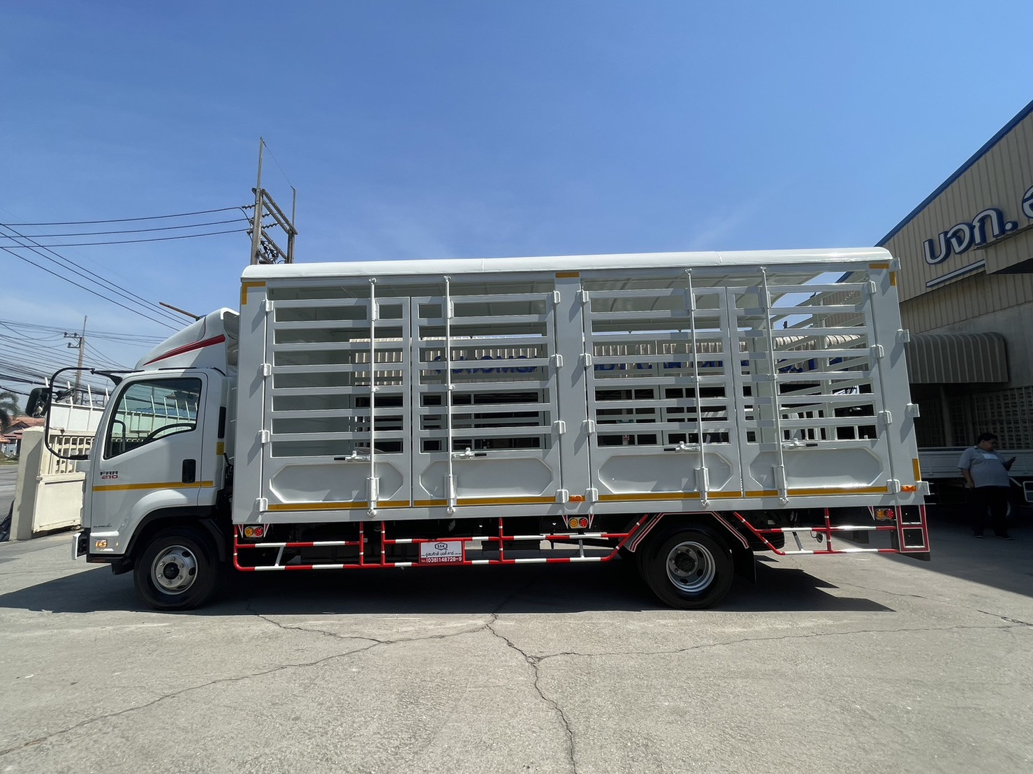 มุมมองด้านข้างของรถบรรทุก Isuzu FRR