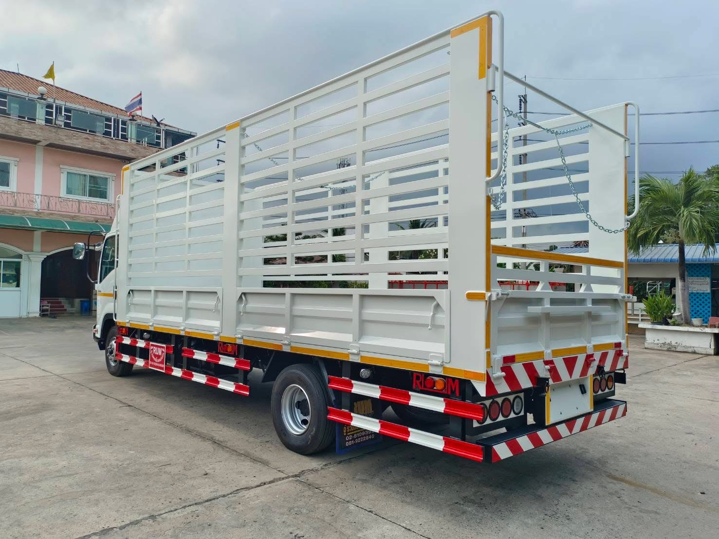 มุมมองด้านท้ายของกระบะคอก Isuzu FRR
