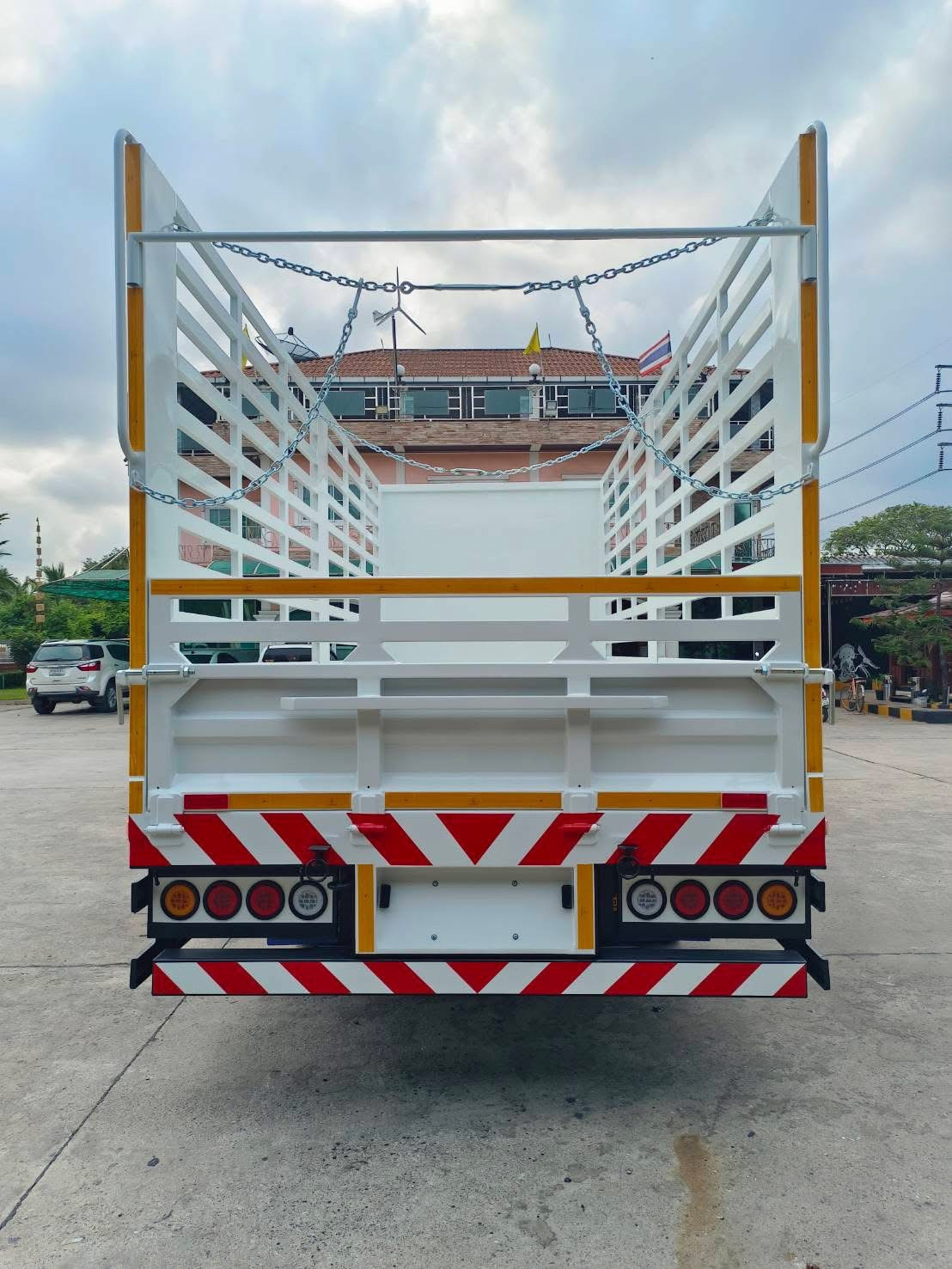 มุมมองด้านหน้า Isuzu FRR ใหม่
