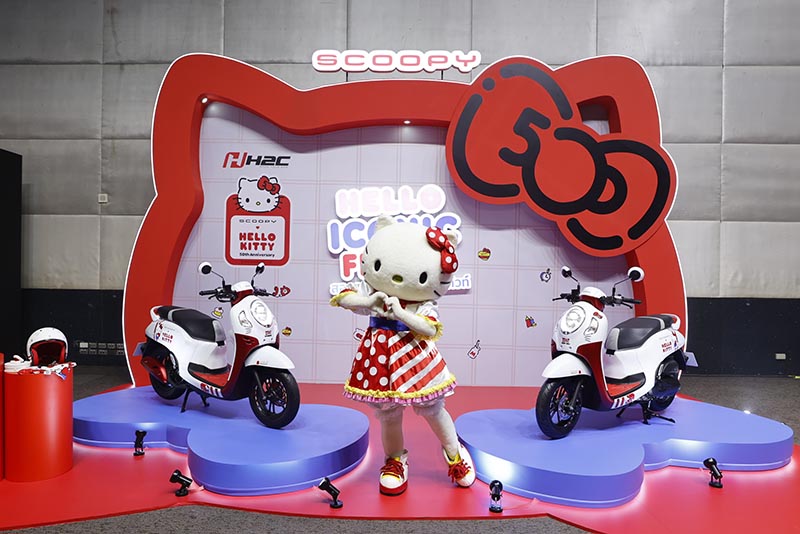 Scoopy Kitty Thai Honda Booth 01