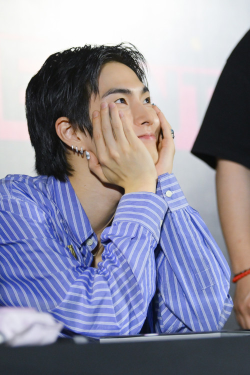 XngHan--10--Lazada-x-XngHan-BD--FANSIGN-EVENT.jpg