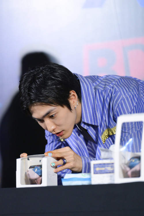 XngHan--13--Lazada-x-XngHan-BD--FANSIGN-EVENT.jpg