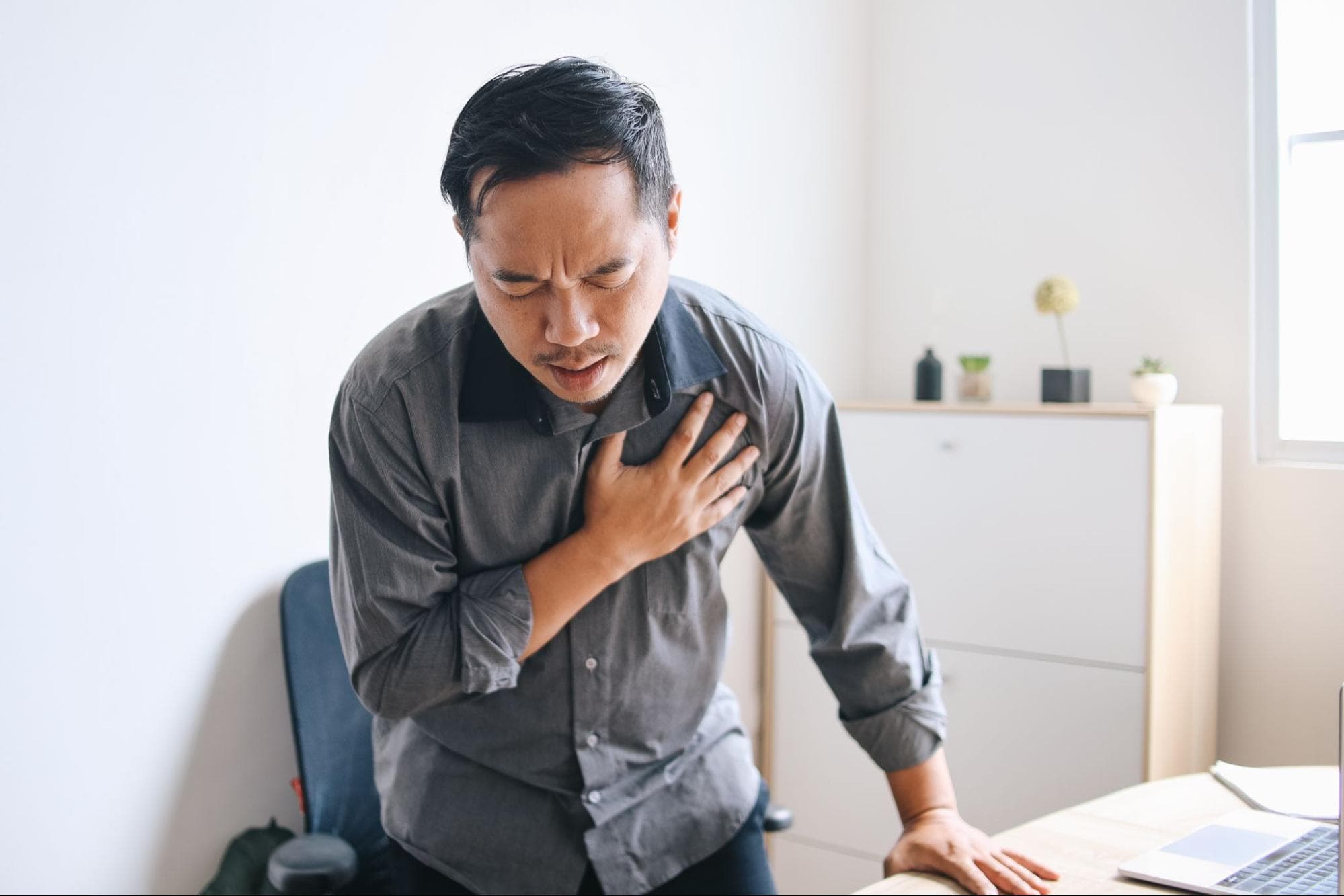 Chest pain symptom