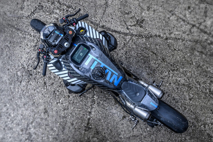custom bmw r 1300 r 8 745x497