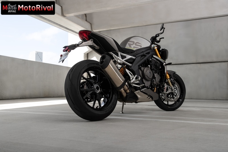 ducati streetfighter v4 s vs triumph speed triple 1200 rs 004