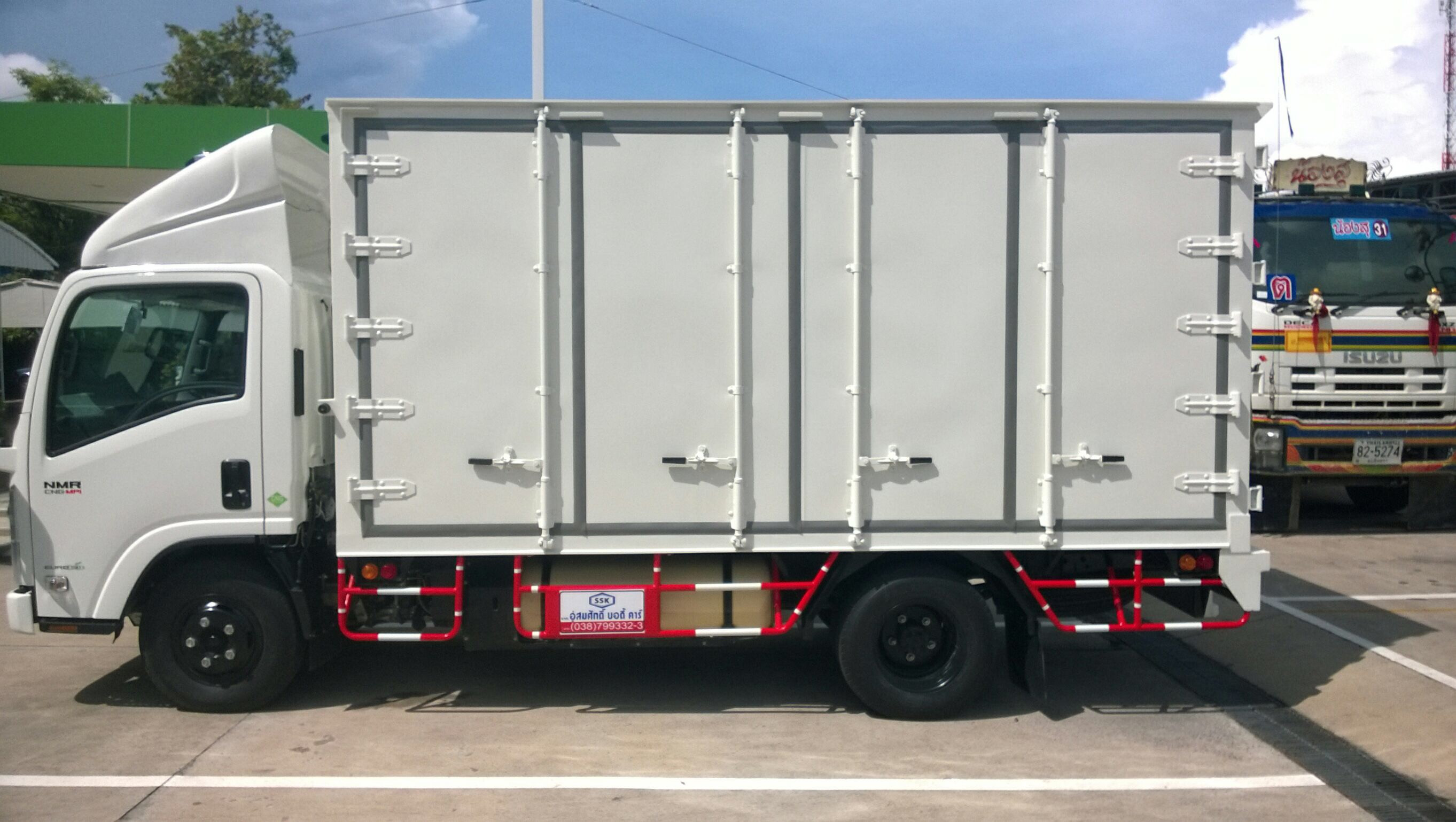 รถบรรทุก Isuzu NMR 6 ล้อ