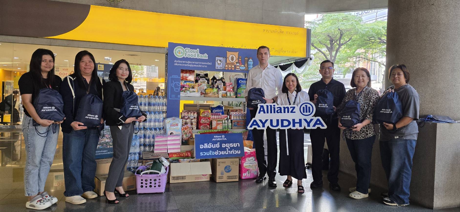 อลิอันซ์ อยุธยา ส่งมอบความช่วยเหลือผู้ประสบอุทกภัยภาคใต้ พร้อมทั้งดูแลลูกค้า