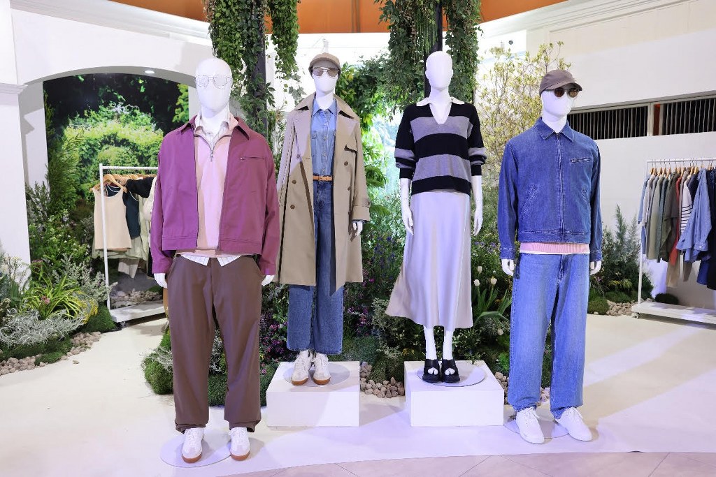 A group of mannequins wearing clothes

Description automatically generated